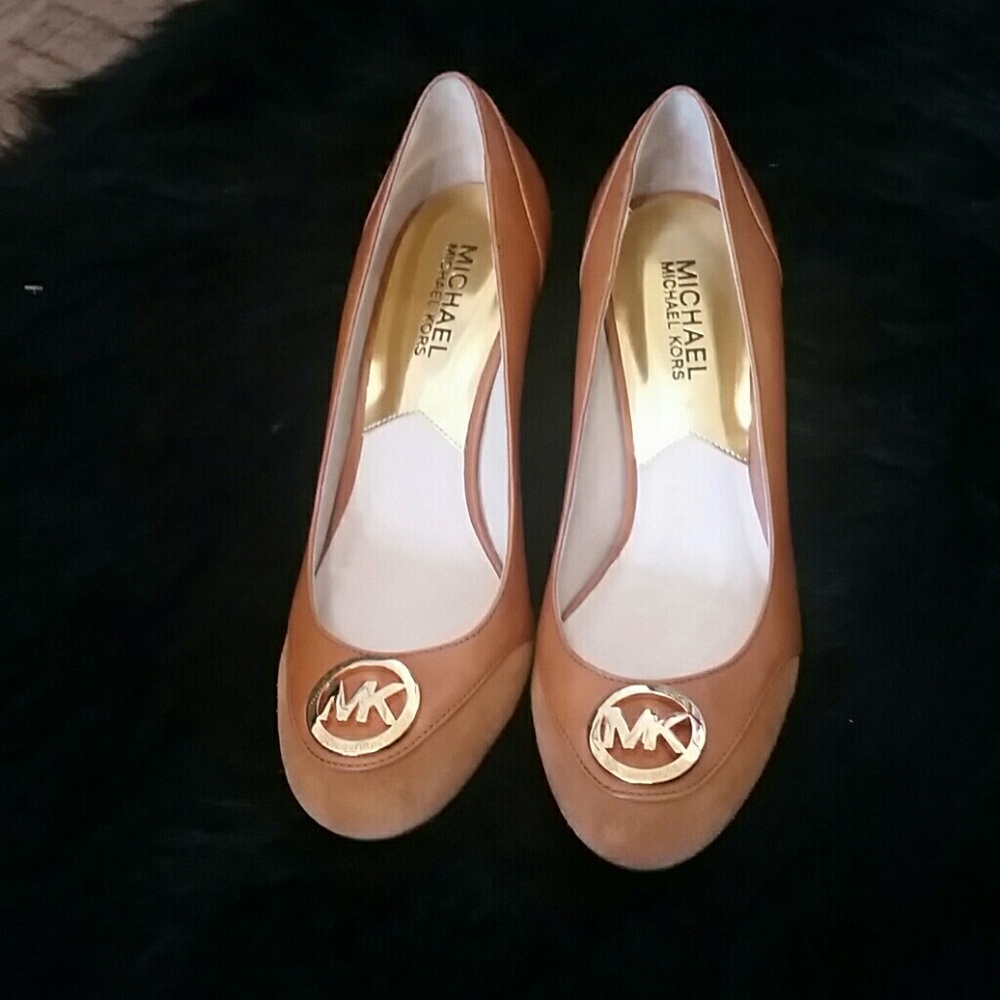 Michael kors logo pumps tan